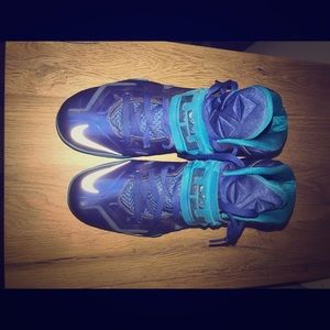 Men’s blue nike shoes